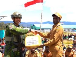 Tembus Kabut dan Jurang Papua, Prajurit TNI Pikul 2 Ton Bantuan untuk Warga yang Dilanda Krisis Pangan
