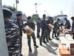 TNI AL Turun Tangan Tangani Dampak Gempa NTT, KRI Bung Hatta-370 Bawa Bantuan