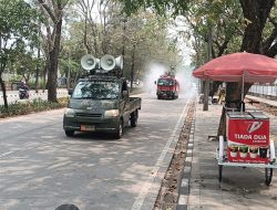 Kodim 0502/JU Kerahkan Water Canon Bersihkan Jalanan dan SMAN 41 dari Debu Vulkanik
